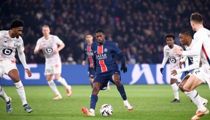 欧冠16强首回合：大巴黎轮换策略显威力，拜仁难逃勒沃库森的挑战