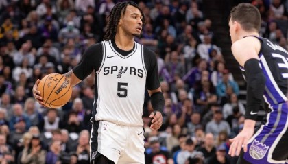 官方新秀榜：卡斯尔蝉联榜首 状元升至第二